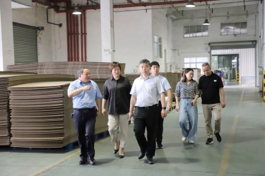 平湖市委常委、副市長張斌蒞臨景興紙業(yè)全資子公司平湖景包調(diào)研殘疾人就業(yè)工作